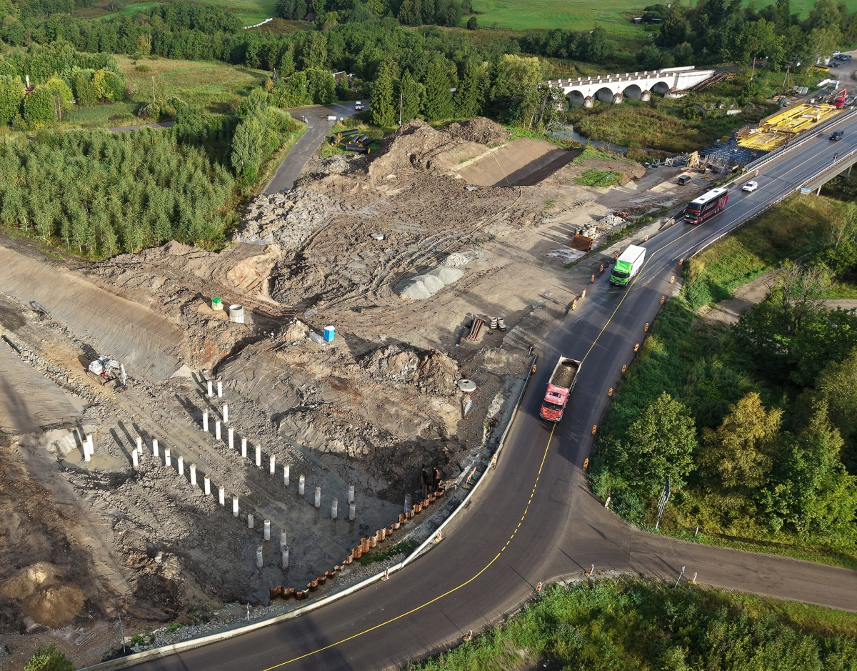 Üleval paremas servas on vana kaartega kivisild, esiplaanil tulevase viadukti sambad.